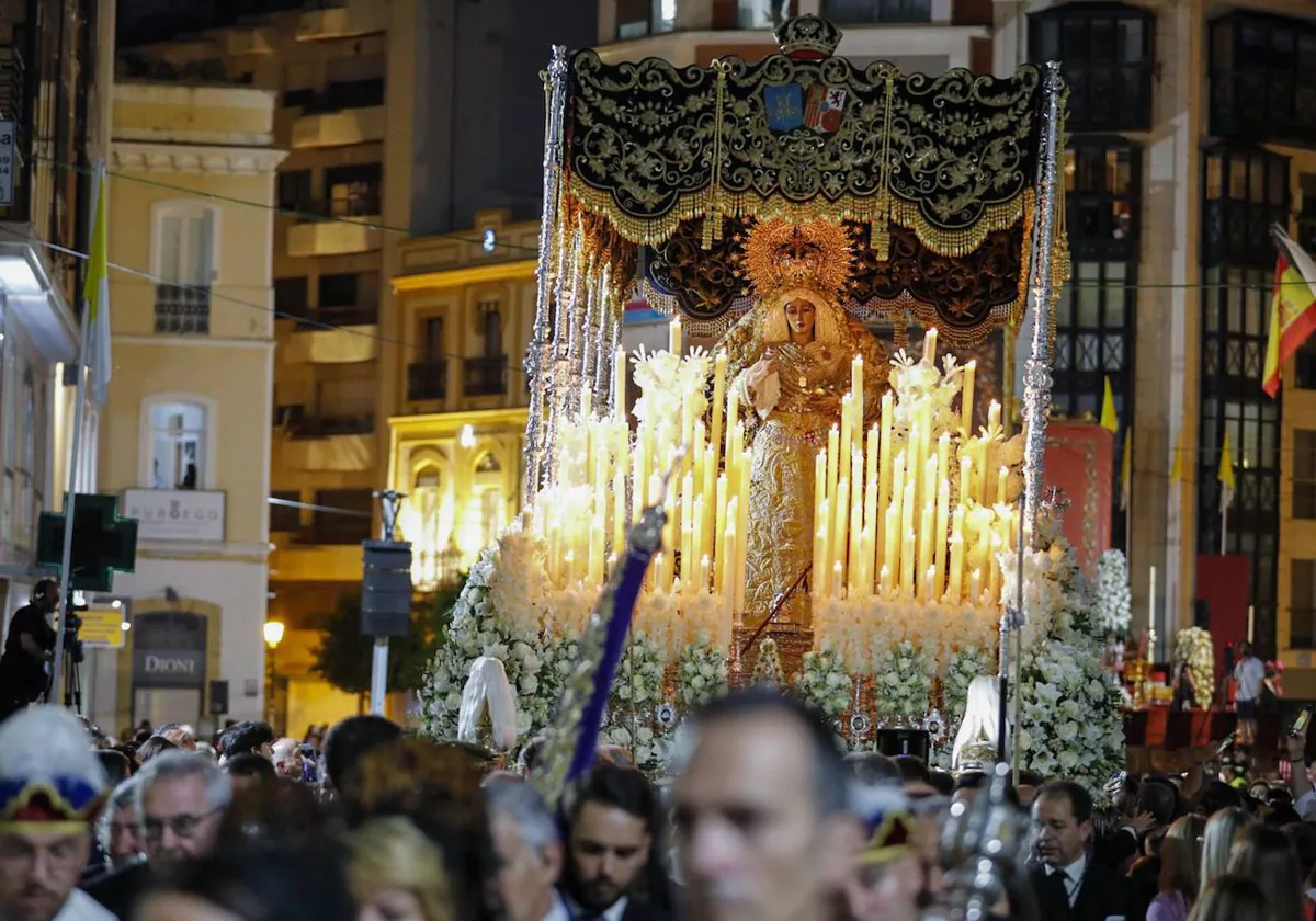 Momento de la procesión de María Santísima de la Amargura, ya coronada