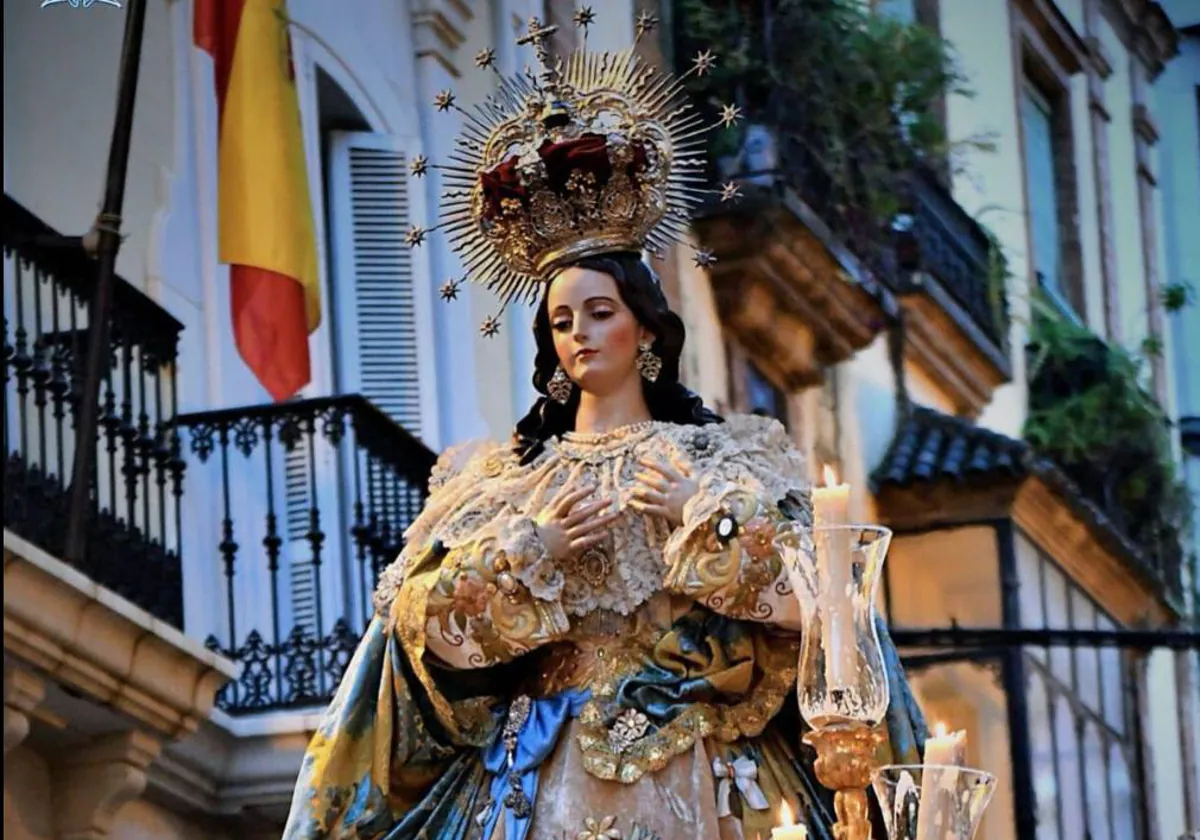 La imagen de la Purísima Concepción, procesionando por Huelva
