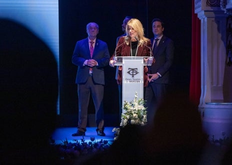 Imagen secundaria 1 - Cartel Semana Santa Huelva 2024: Una obra de Santi León homenajea al patrimonio humano onubense