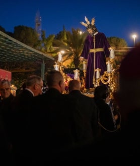 Imagen secundaria 2 - La alcaldesa de Huelva también portó el Cristo de la Victoria durante el Vía Crucis por las calles de la capital onubense