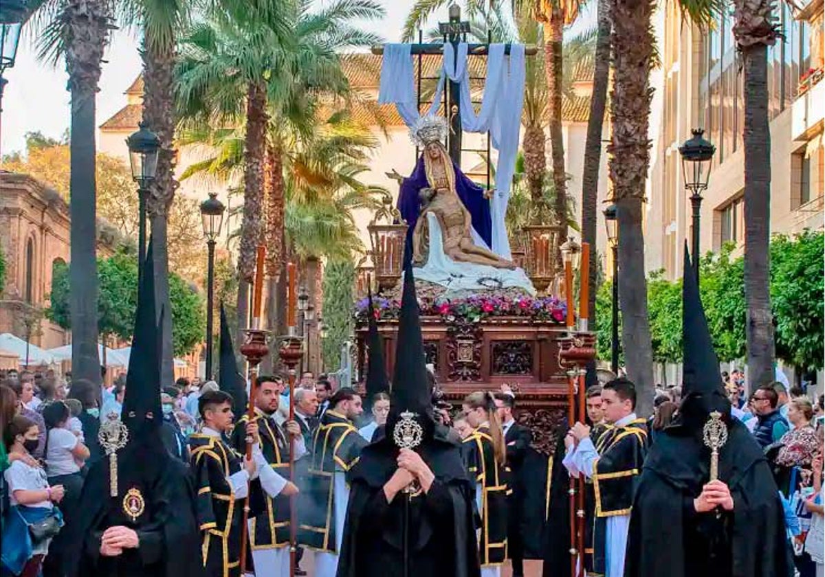 El paso de la Virgen de las Angustias por el Paseo Santa Fe