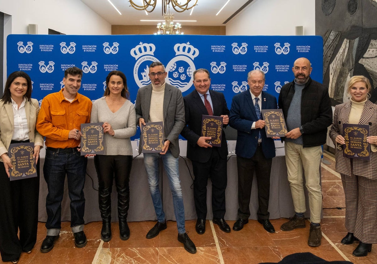 Autoridades con el álbum de cromos de la Semana Santa de Huelva