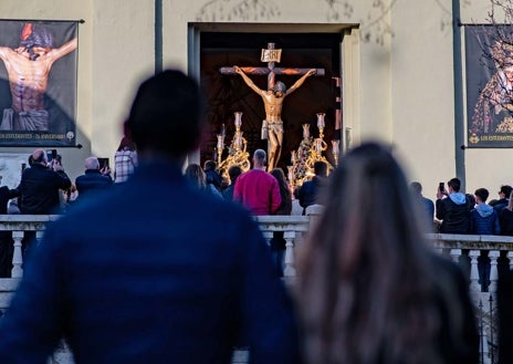 Imagen secundaria 1 - La Hermandad de los Estudiantes regresó a sus orígenes con un histórico Vía Crucis