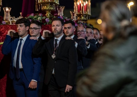 Imagen secundaria 1 - El Vía Crucis se realizó por las calles de Pérez Cubillas con motivo del 25 aniversario de la llegada y bendición del Señor de la Sentencia