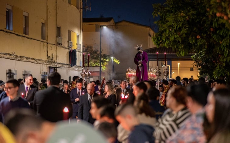 Imagen principal - El Vía Crucis se realizó por las calles de Pérez Cubillas con motivo del 25 aniversario de la llegada y bendición del Señor de la Sentencia