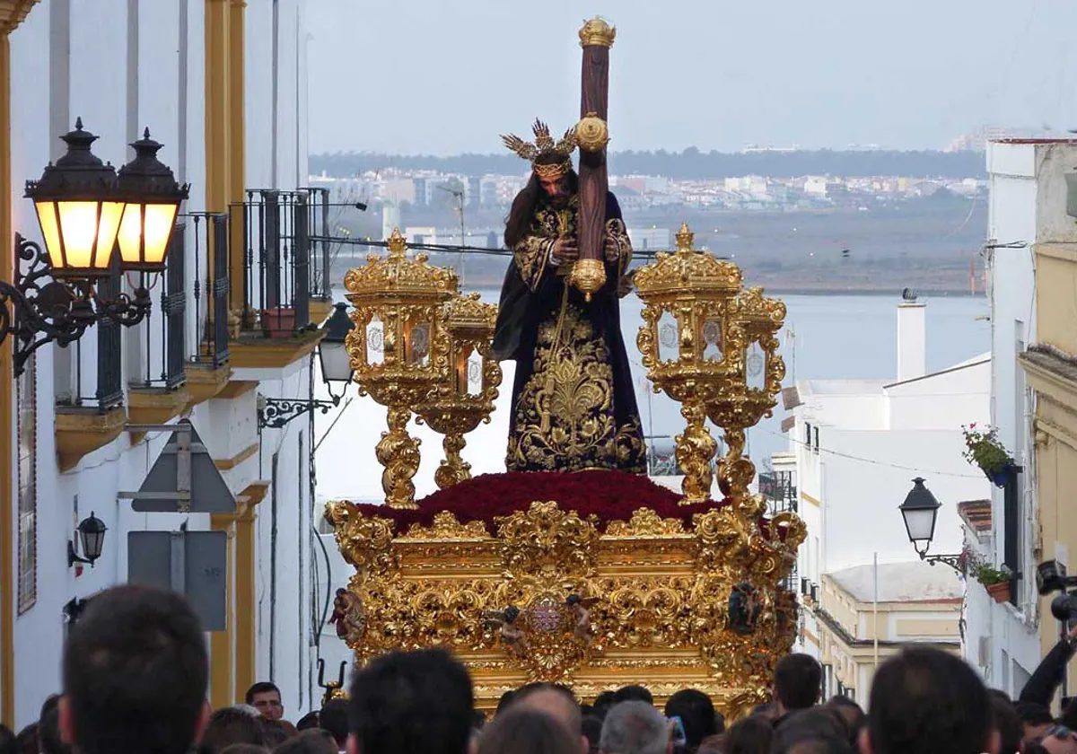 Paso de Jesús Nazareno por las calles de Ayamonte y al fondo Portugal