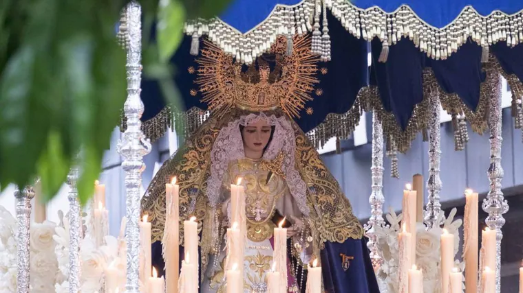 Nuestra Señora de los Dolores, con toda su candelería encendida