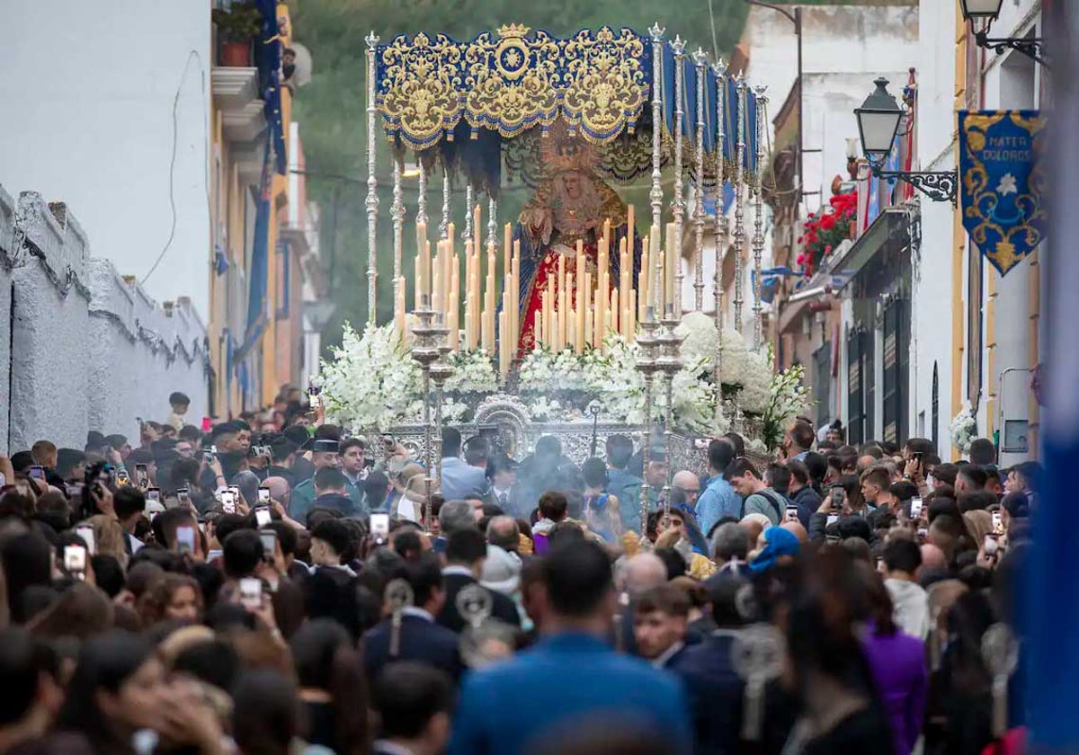 Nuestra Señora de los Dolores, rodeada de fieles