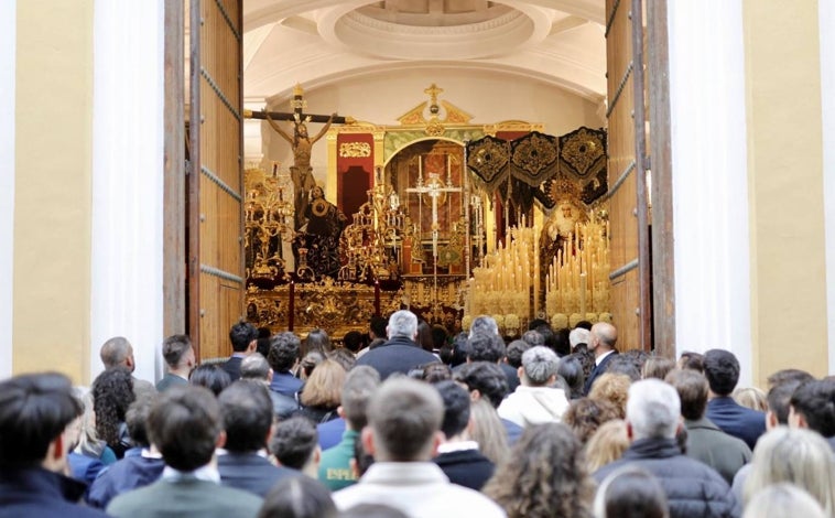 Imagen principal - Estampas de tristeza en los templos del Miércoles Santo, que no obstante se llenaron de fieles para ver a sus sagrados titulares