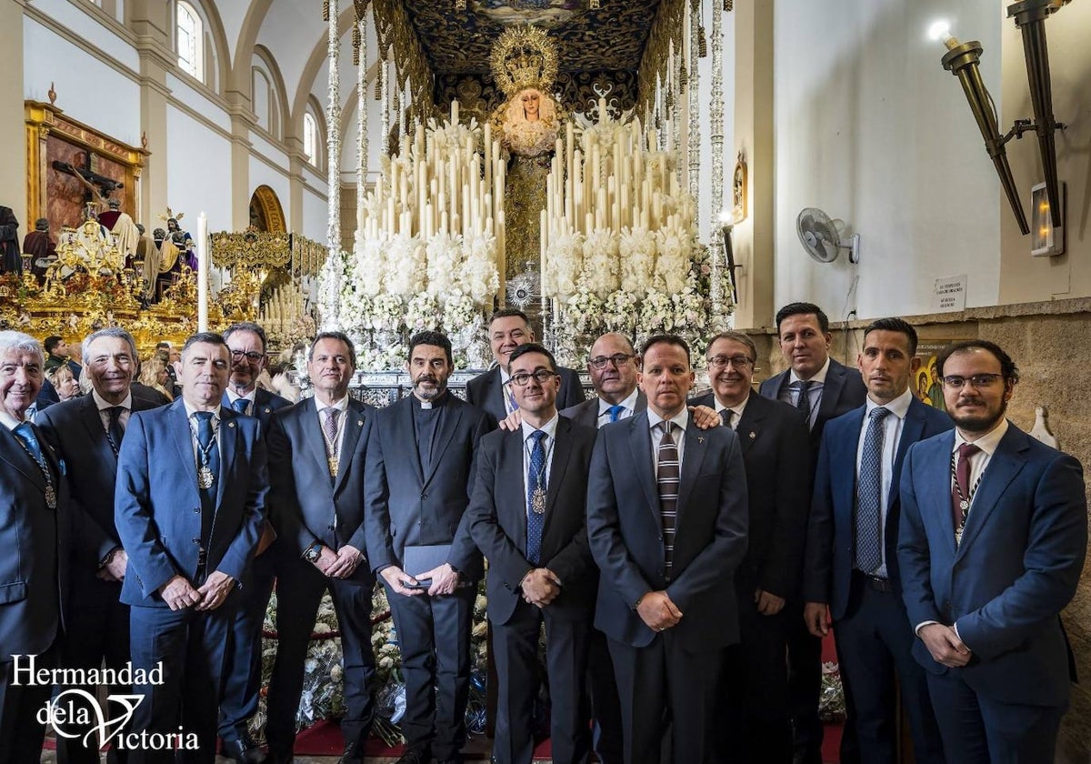 Miembros de la Junta de Gobierno saliente de la Hermandad de la Victoria, junto a José Manuel Barral, esta pasada Semana Santa