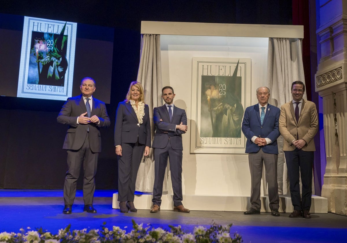 Las autoridades, con el cartel de la Semana Santa de Huelva 2025