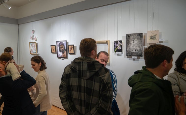 Imagen principal - La exposición colectiva ‘Cristo Bajo la Lluvia’ homenajea a Jesús Hermida