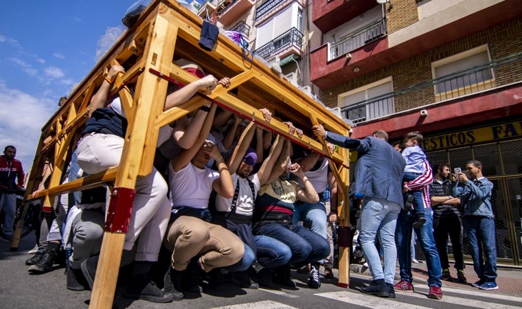 La cuadrilla de costaleros de la Virgen de la Caridad ensayando por Viaplana