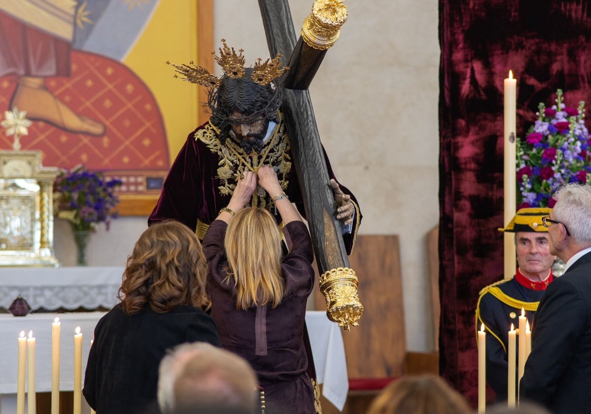 La alcaldesa Pilar Miranda imponiéndole al Cristo de la Redención la Medalla de Huelva