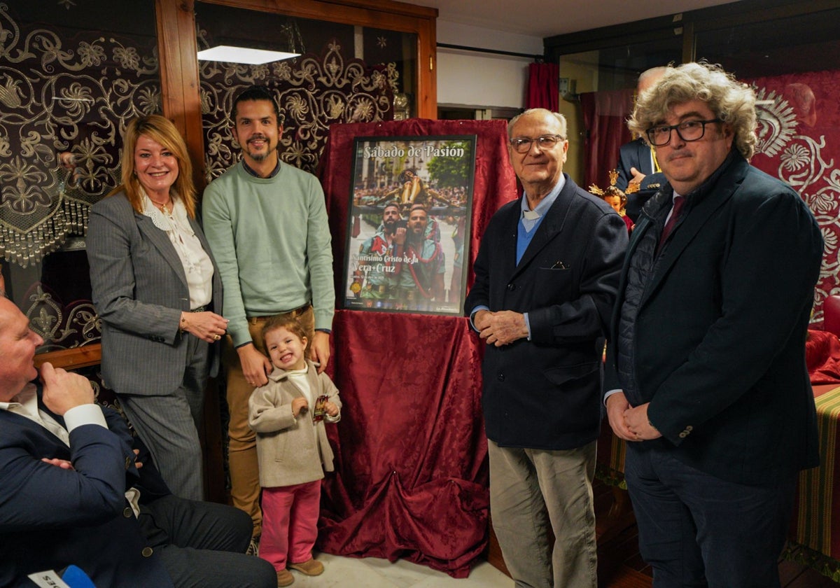 Alberto Díaz, con su hija, junto al cartel anunciador del Sábado de Pasión y Pilar Miranda, Diego Capado y Manuel Acosta