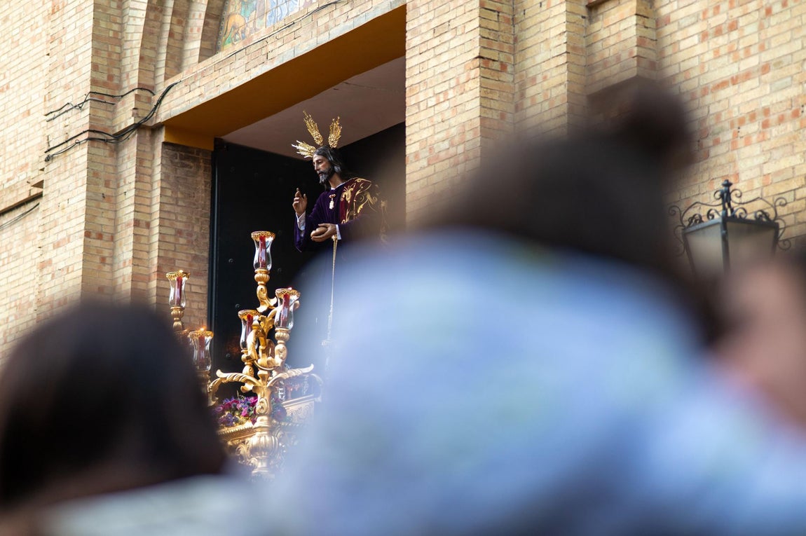 El Vía Crucis de la Semana Santa de Huelva 2025, en imágenes