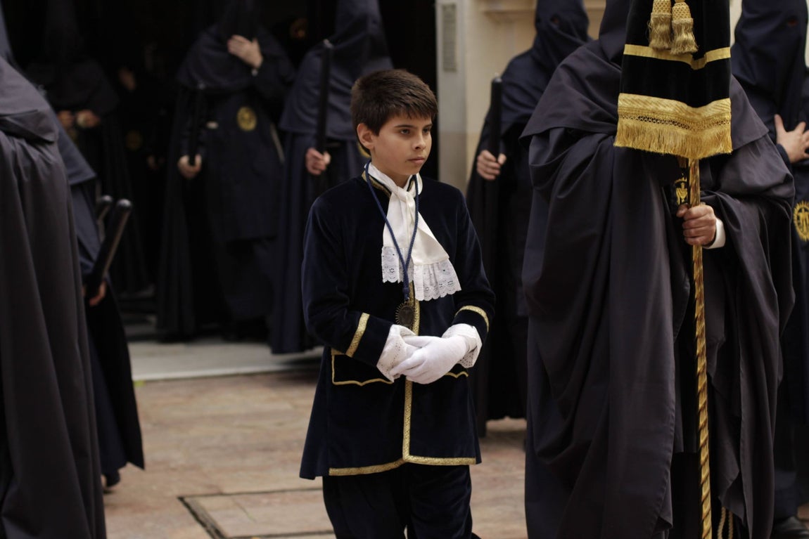 Miércoles Santo: La sobriedad de la Hermandad de la Santa Cruz por el centro de Huelva