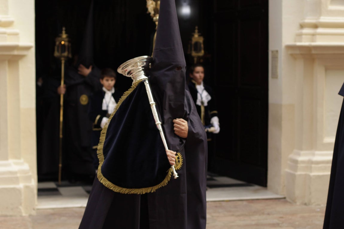 Miércoles Santo: La sobriedad de la Hermandad de la Santa Cruz por el centro de Huelva