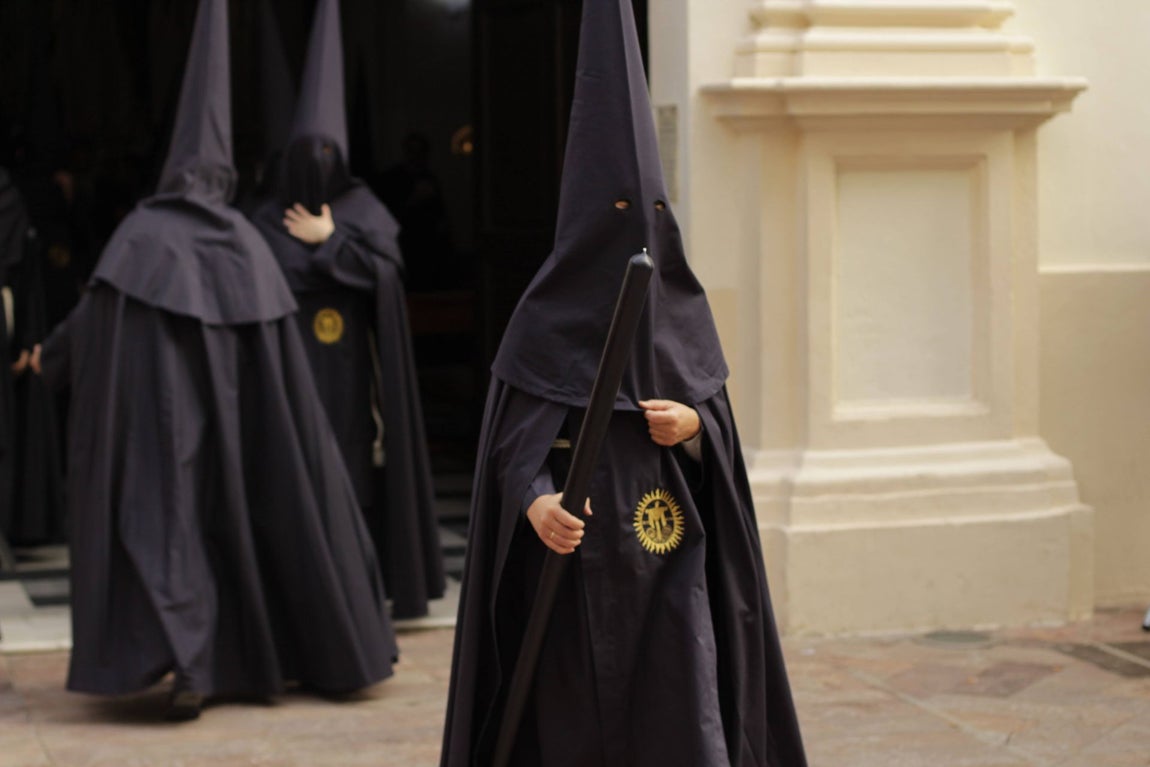 Miércoles Santo: La sobriedad de la Hermandad de la Santa Cruz por el centro de Huelva
