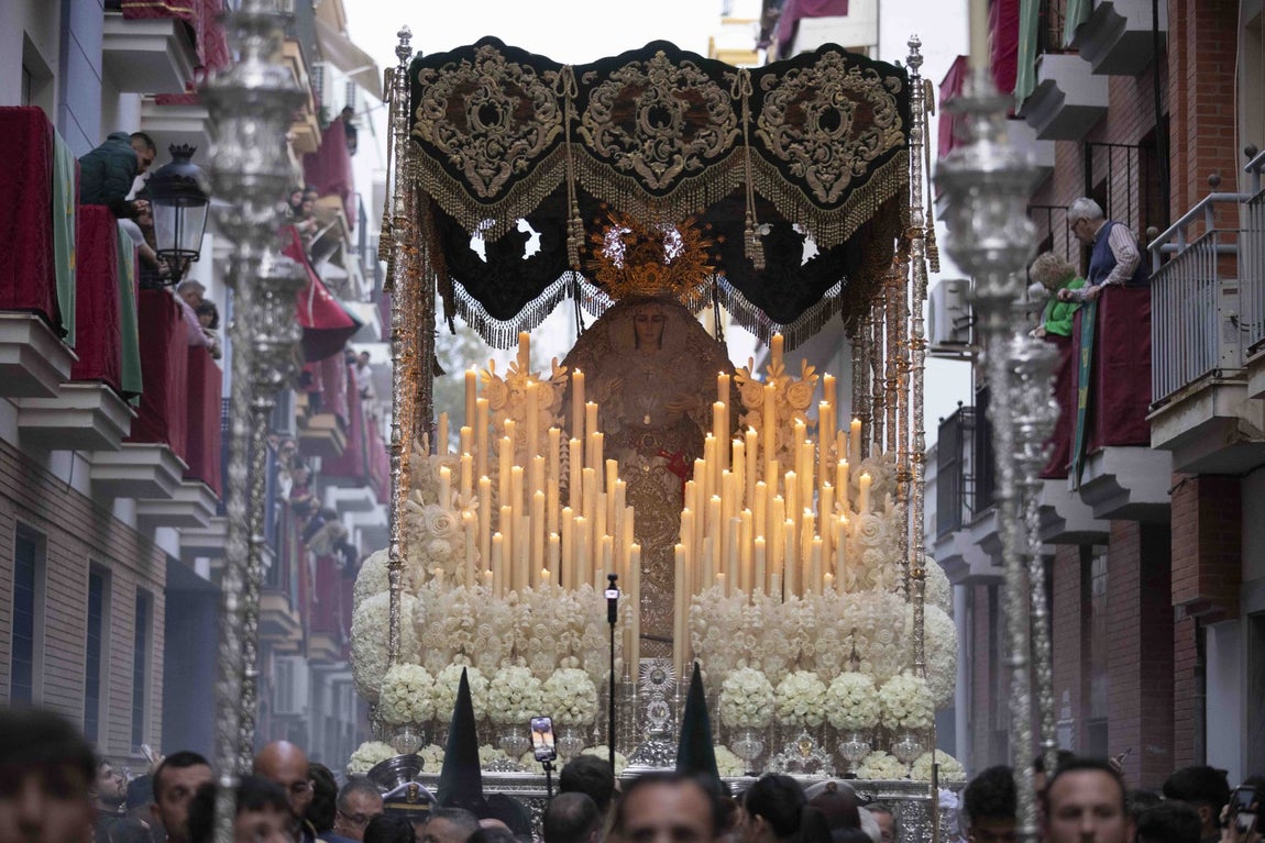 Miércoles Santo en Huelva: Una corona de instantes con La Esperanza