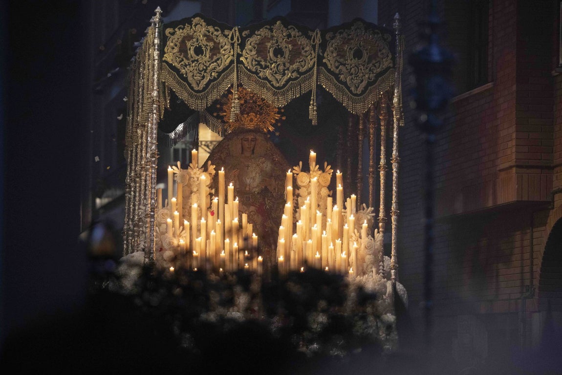 Miércoles Santo en Huelva: Una corona de instantes con La Esperanza