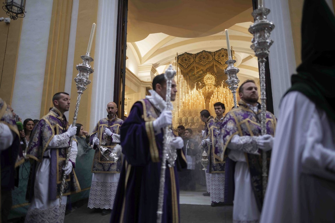 Miércoles Santo en Huelva: Una corona de instantes con La Esperanza