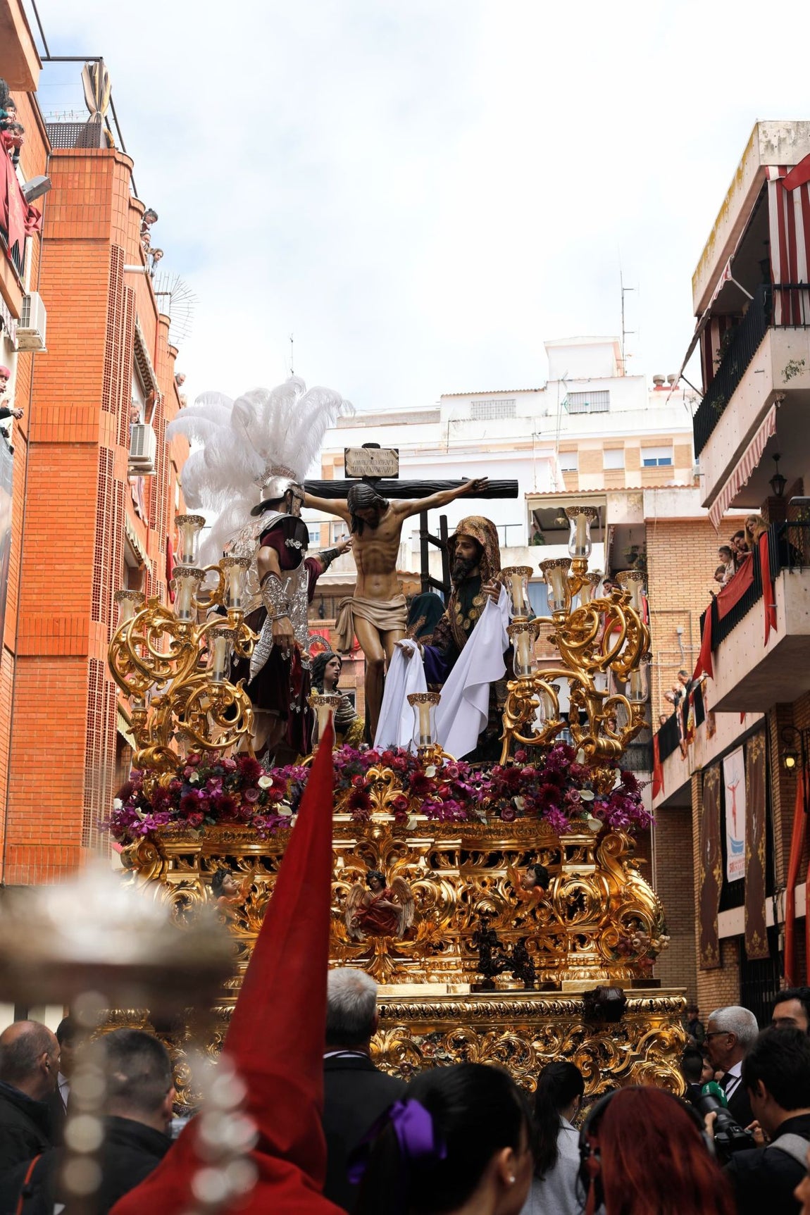 Viernes Santo: La Fe tiñe de burdeos las calles de Huelva