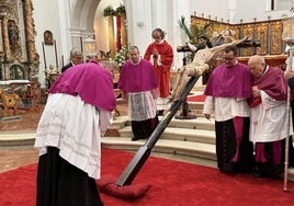 El Obispo de Huelva preside la celebración de la Pasión del Señor en la Catedral