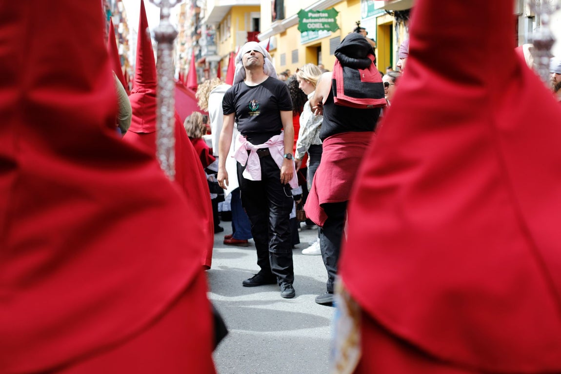 Viernes Santo: La Fe tiñe de burdeos las calles de Huelva