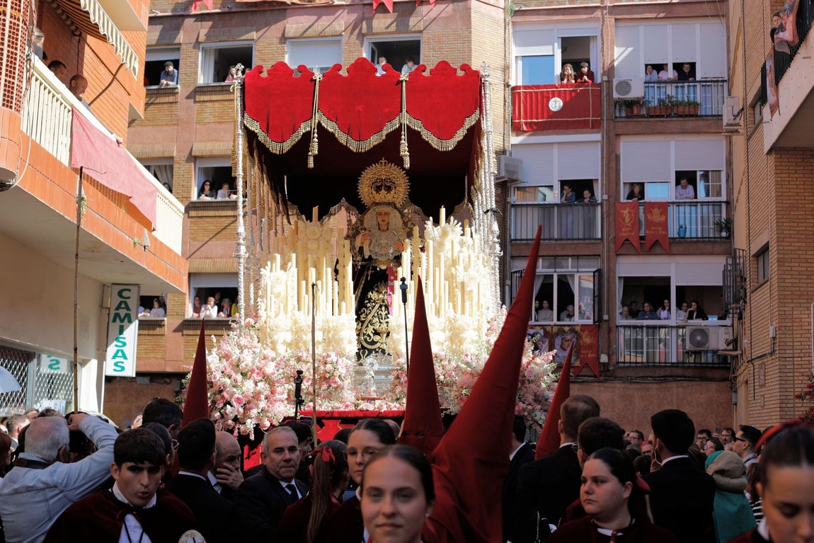 Viernes Santo: La Fe tiñe de burdeos las calles de Huelva