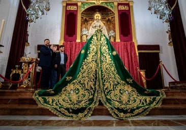 La Virgen de la Esperanza recibe un nuevo manto de camarín como ofrenda por el 25º aniversario de su coronación