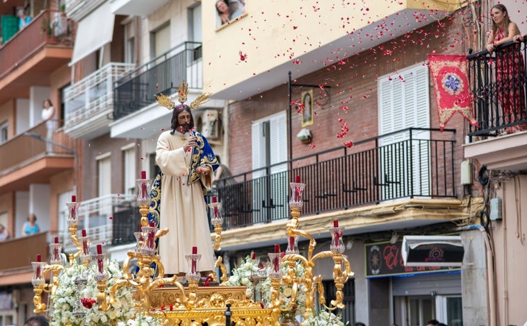 Imagen principal - El cortejo y el Cristo del Amor, en algunos instantes de la salida de este miércoles