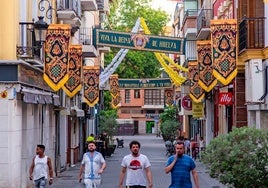 La calle Garcí Fernández engalanada