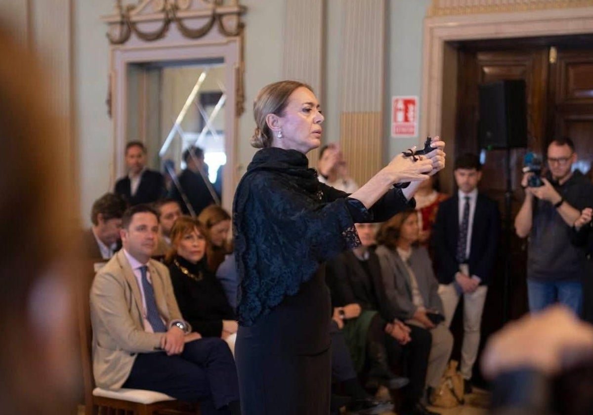 María José Oria en una actuación con alumnas de palillos