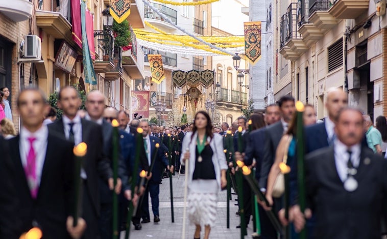Imagen principal - Huelva ha dado la bienvenida al verano con la procesión extraordinaria de la Esperanza en el 25 aniversario de su coronación