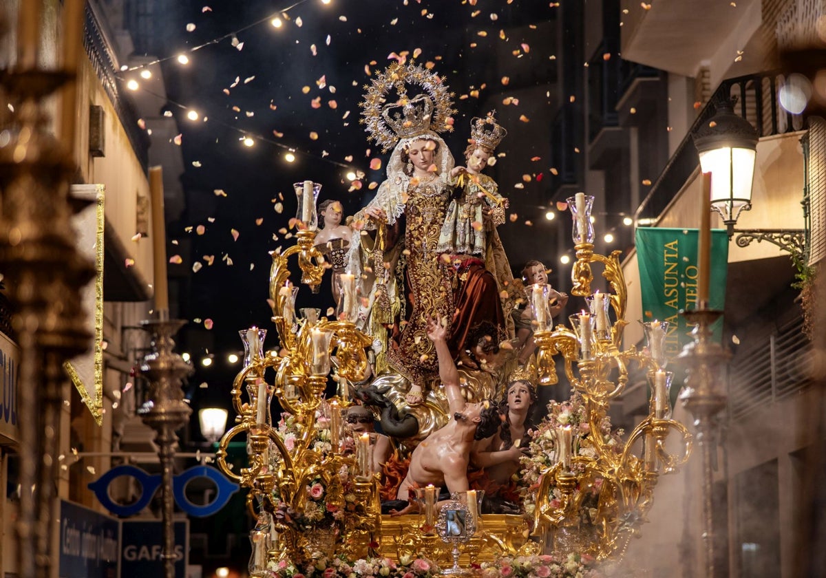 Petalada a la Virgen del Carmen en Huelva
