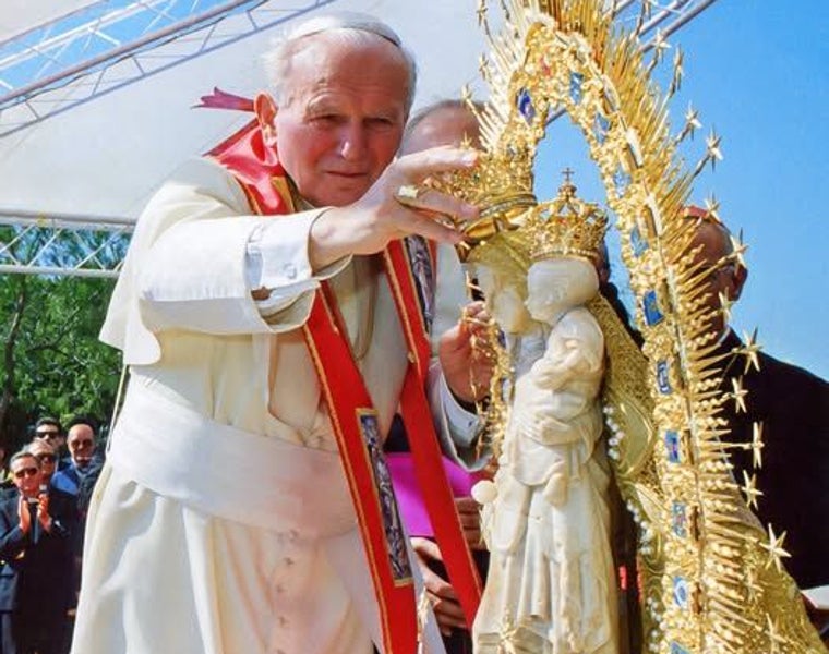 El papa Juan Pablo II, coronando a la Virgen de los Milagros de Palos de la Frontera