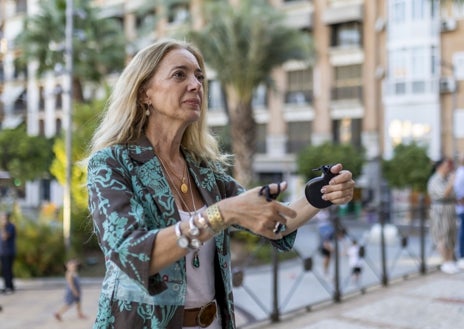 Imagen secundaria 1 - Momentos del ensayo del grupo de alumnas de Huelva, este lunes