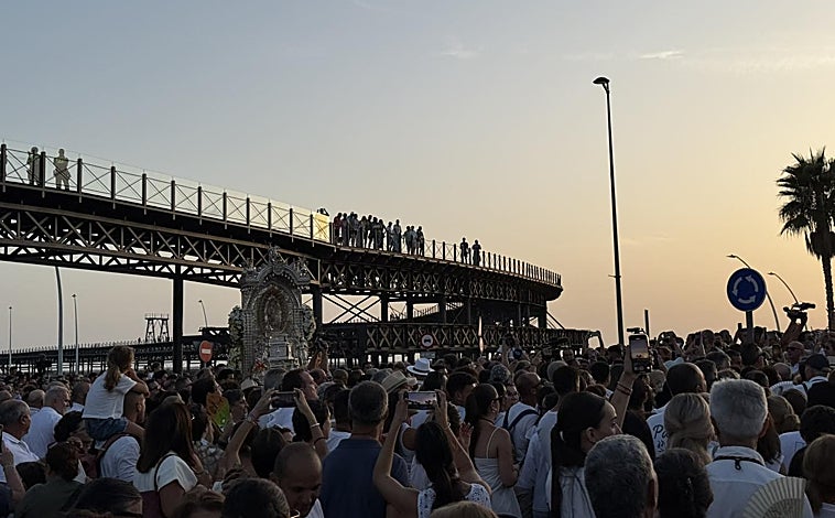Imagen principal - Magna Mariana: Una marea humana acompañó a los Milagros a su llegada a Huelva