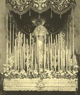 Imagen secundaria 2 - Arriba, comparación de los palios; abajo, a la izquierda, detalle del palio de plata que conserva la VEra Cruz de Aracena, y a la derecha, el palio de Los Gitanos de Sevilla en 1935