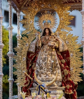 Imagen secundaria 2 - La patrona de Moguer recorrió las calles en sus andas de romería y ya se encuentra en El Polvorín tras ser acompaáda en su traslado por una multitud