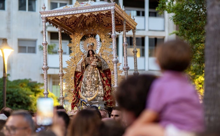 Imagen principal - La patrona de Moguer recorrió las calles en sus andas de romería y ya se encuentra en El Polvorín tras ser acompaáda en su traslado por una multitud