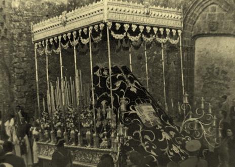 Imagen secundaria 1 - Arriba, la Esperanza Macarena de Sevilla bajo el palio de plata de Isaura. Abajo, dos imágenes del Mayor Dolor de Aracena con el palio que supuestamente perteneció a La Macarena