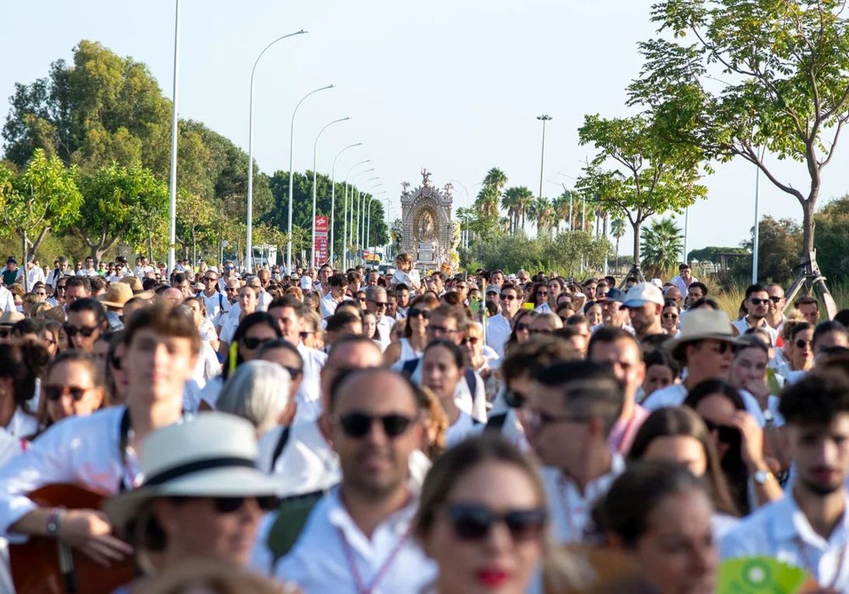 La Virgen de los Milagros, acompañada por cientos de fieles