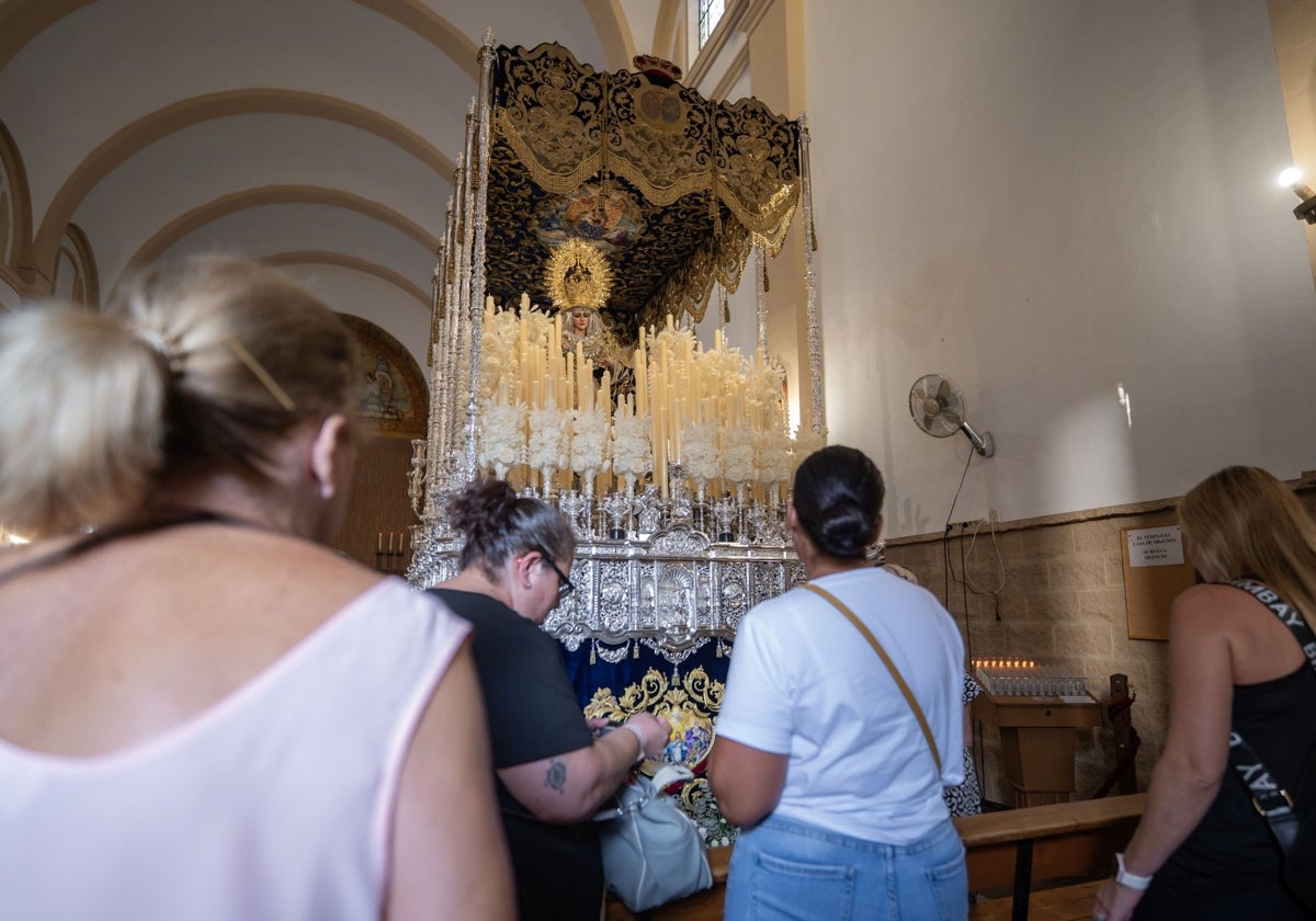 Fieles contemplan a la Virgen de la Victoria en su paso de palio