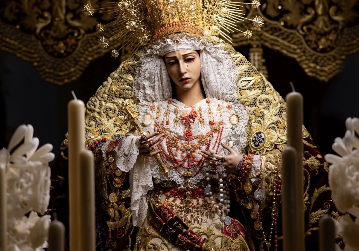 Maria Santisima del Rosario, enjoyada con corales