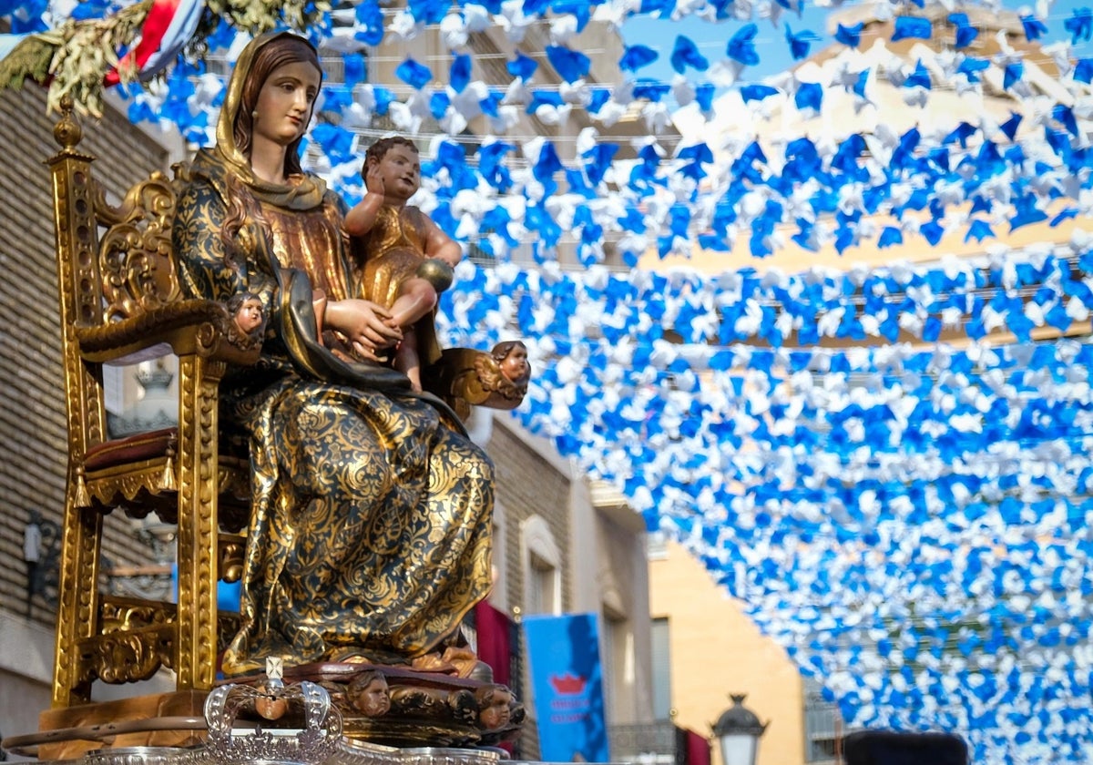La Virgen de Huelva, transitando por las calles engalanadas del centro de la capital onubense
