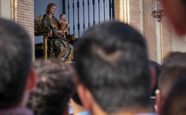 Imagen principal - La Virgen de la Bella navega hacia Lepe tras una fervorosa despedida de Huelva