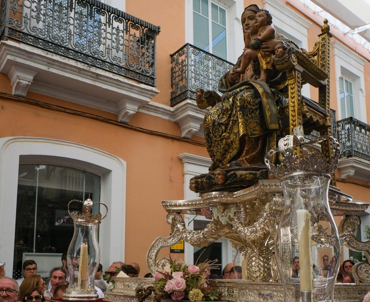 La Virgen de la Bella navega hacia Lepe tras una fervorosa despedida de Huelva