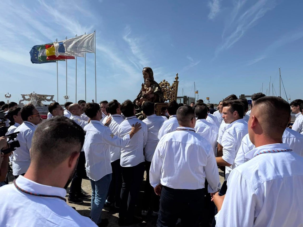 El regreso triunfal de la Virgen de la Bella a su hogar en Lepe, en imágenes